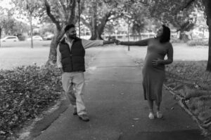 Partner kissing baby bump, Perth maternity session