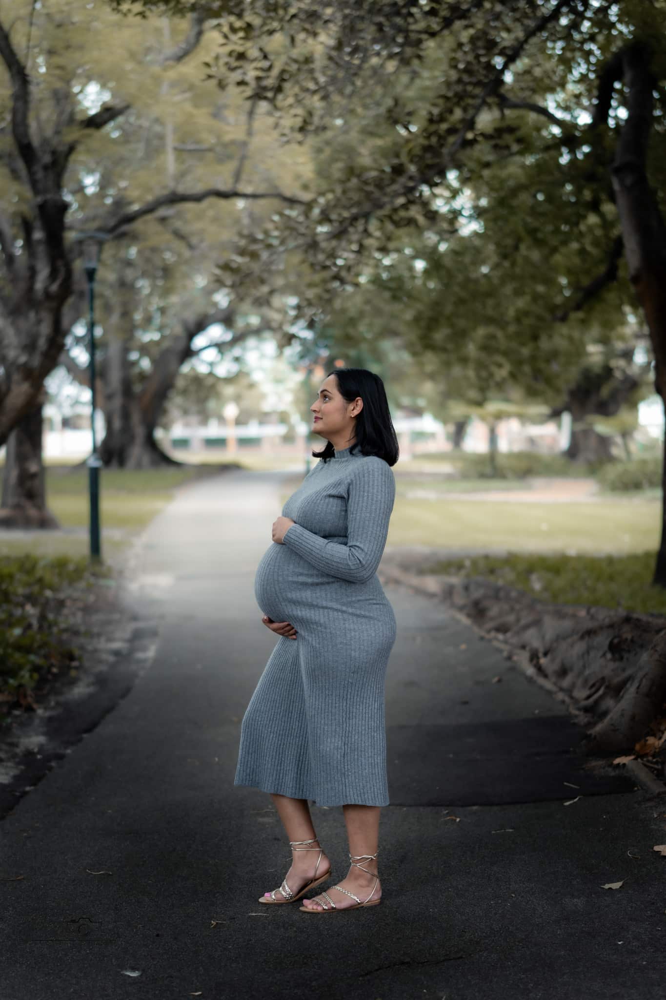 Pregnant woman in Perth park, maternity shoot