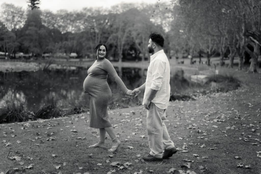 Pregnant woman in sunhat, Perth maternity shoot