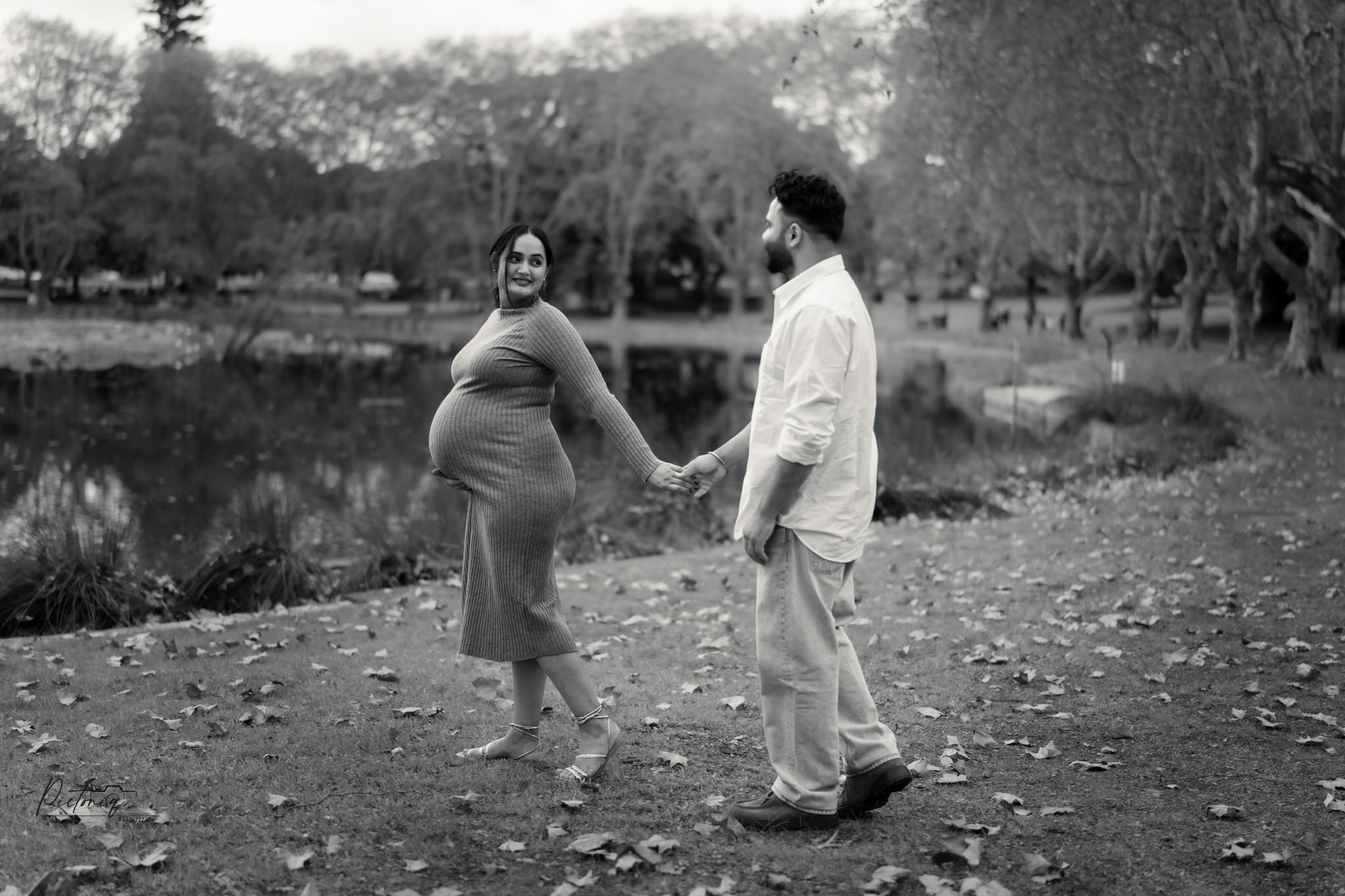 Pregnant woman in sunhat, Perth maternity shoot